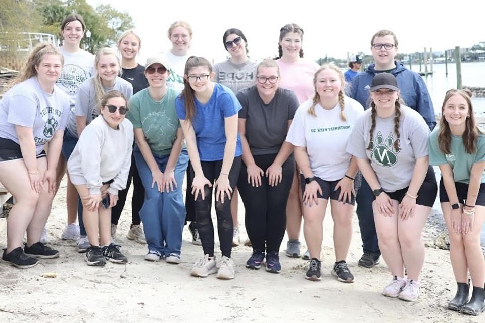 Alternative Spring Break group ventures to Florida for environmental work